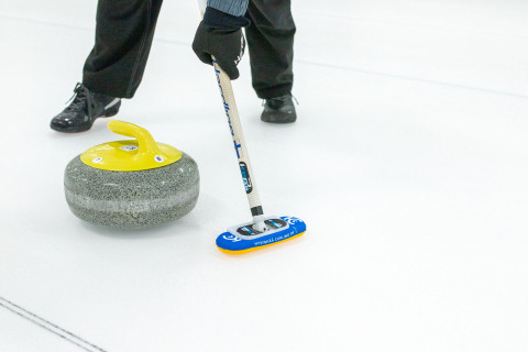 Curling harjaaminen